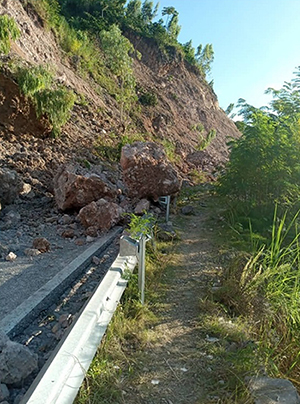 レカイからジェレミーへ向かう道路で地滑りが発生。<br> 道路や橋が崩壊し、孤立した住民の救助が困難に © MSF