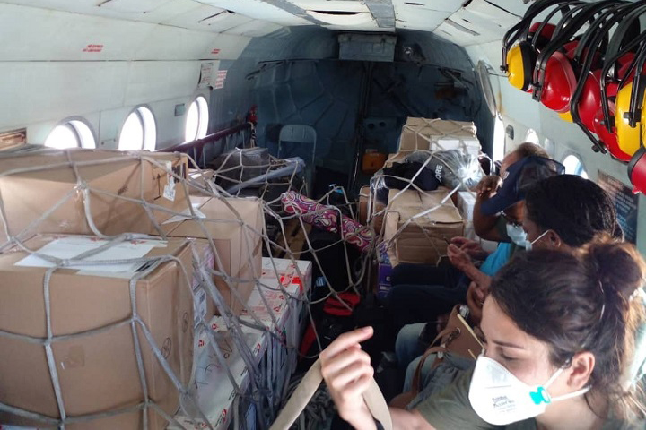 医療・人道援助物資を載せ、首都からグランダンス県までヘリで移動するMSF緊急対応チーム　© MSF