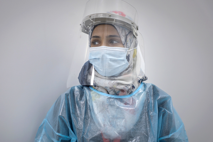 イエメンの首都サヌアにて、MSFコロナ治療センターの医療マネージャー、サナ医師 © MSF/Majd Aljunaid