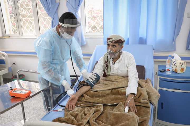 「うわさは嘘です。MSFの治療センターでは何も心配することはありませんでした」と話すコロナ患者のアリさん　© MSF/Majd Aljunaid 