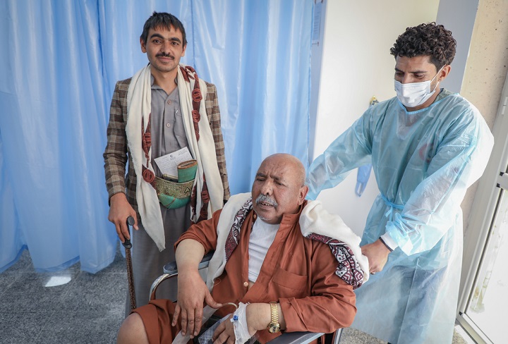 コロナ治療施設が地元にもあることを知らず、MSFのセンターへ3時間かけて来たムハンマドさん。無事回復し、息子に寄り添われながら退院　© MSF/Majd Aljunaid