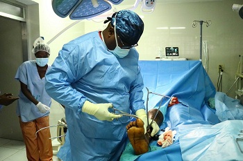ジェレミー市の病院で外科手術を行うケルニザン医師<br> © Steven Aristil