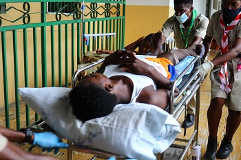 けがをして病院に運ばれてくる患者　© Steven Aristil
