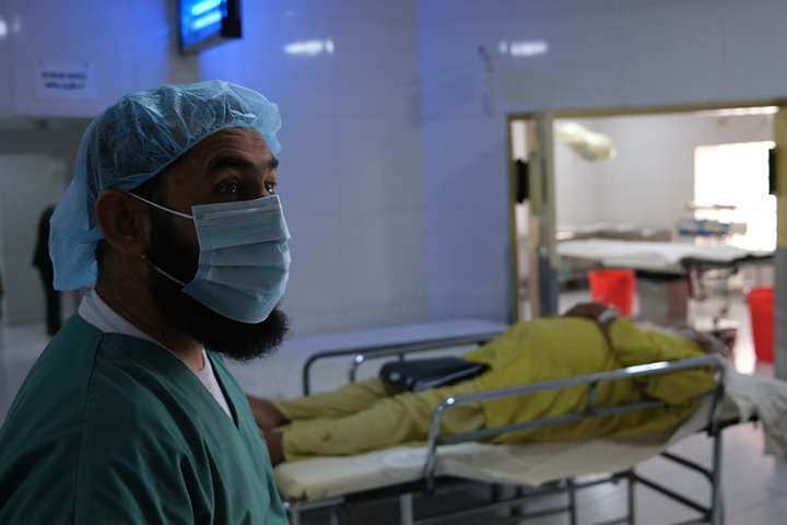 アフガニスタン・ヘルマンド州の病院で手術を準備するMSF外科医＝2021年5月　© Tom Casey/MSF 