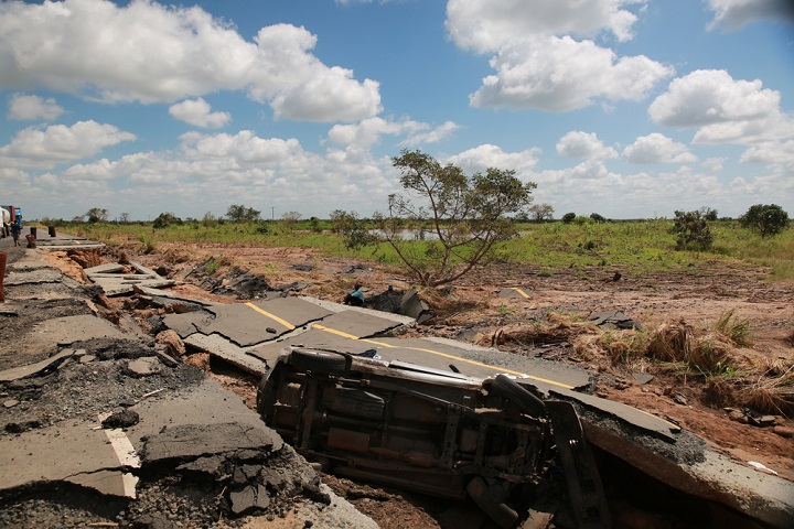 大雨による洪水で損壊したモザンビークの道路＝2019年　© Mohammad Ghannam/MSF