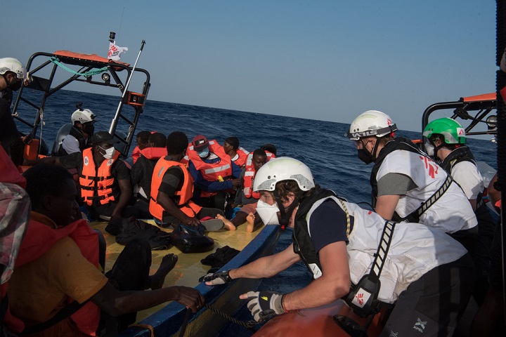 地中海で救助活動を行うMSFのスタッフ。この日は木製のボートから25人を救助した　© Vincent Haiges