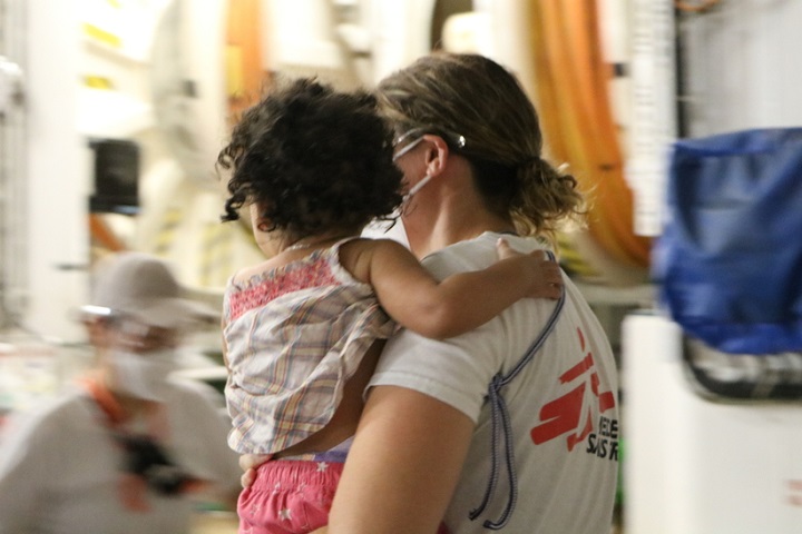 地中海で救助した人びとの中には幼い子ども少なくない　© Avra Fialas/MSF
