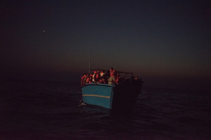 夜間に救助された、190人近くを載せた木製のボート　© Vincent Haiges