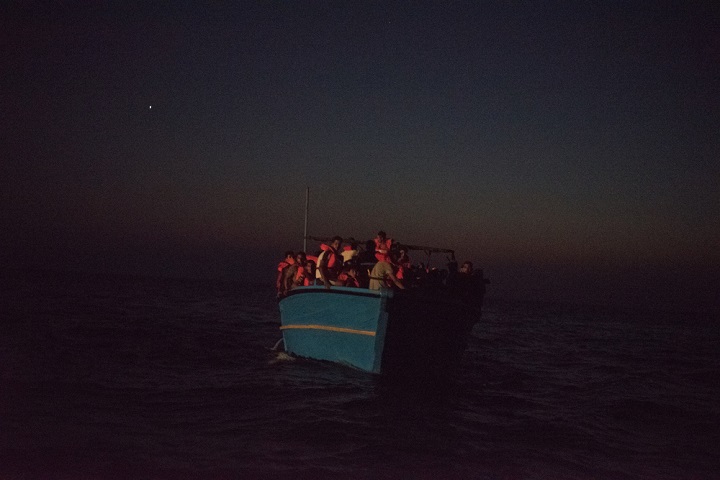夜間に救助された、190人近くを載せた木製のボート © Vincent Haiges