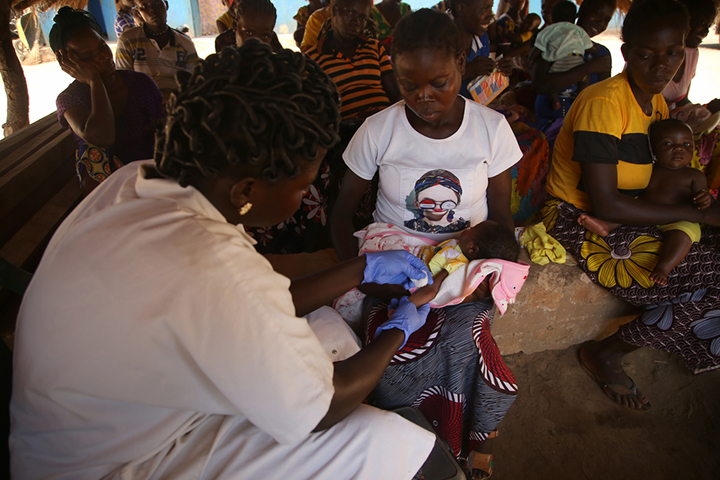 中央アフリカ北部、MSFが支援する保健所で子どもたちに予防接種を行う看護師　© Igor Barbero/MSF 