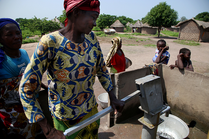 居住区Bの給水場で水を汲む女性と子どもたち　© Igor Barbero/MSF