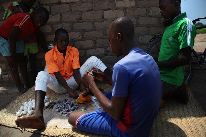 ティーバッグを売る準備をする10代の少年たち © Igor Barbero/MSF
