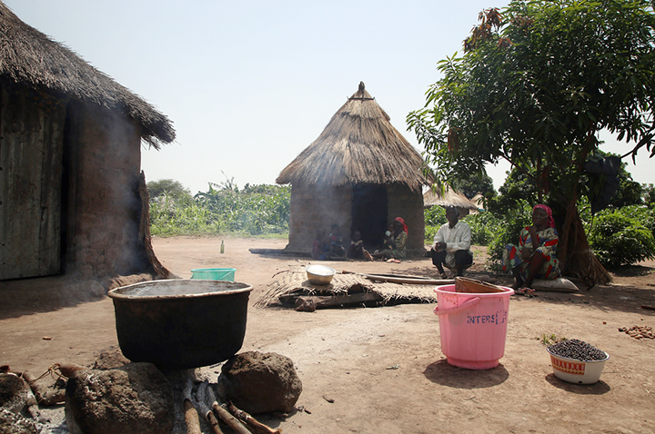 居住区Bで自らの小屋の前で過ごす避難民の家族 © Igor Barbero/MSF