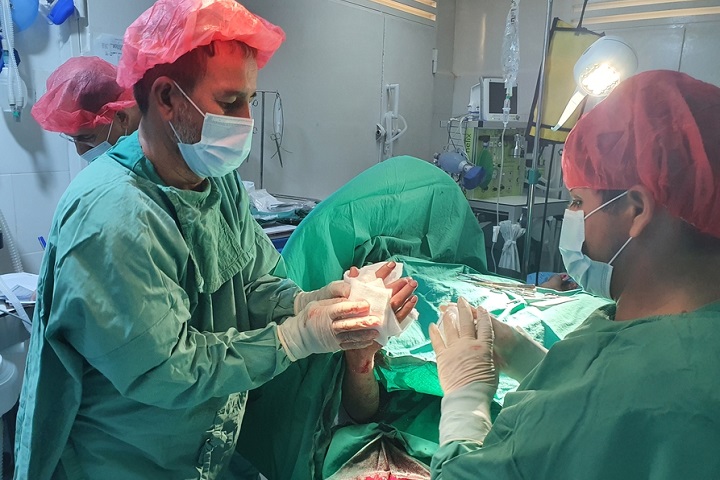 クンドゥーズで外科治療に当たるMSFの医師　© MSF
