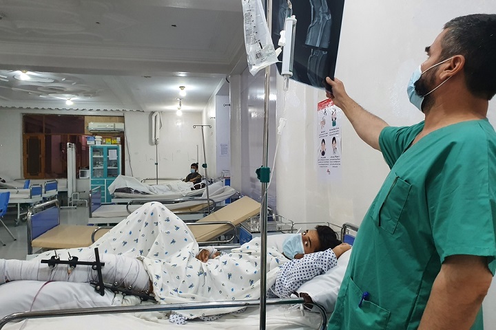 爆撃で脚を負傷した男性＝2021年7月　© Stig Walravens/MSF