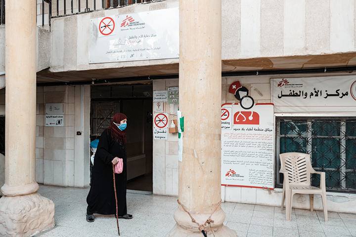 ベッカー高原のアルサル地区にあるMSF診療所を訪れた患者　© Karine Pierre/Hans Lucas for MSF