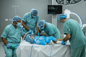 手術室で治療を受けるハラちゃん<br> © Virginie Nguyen Hoang