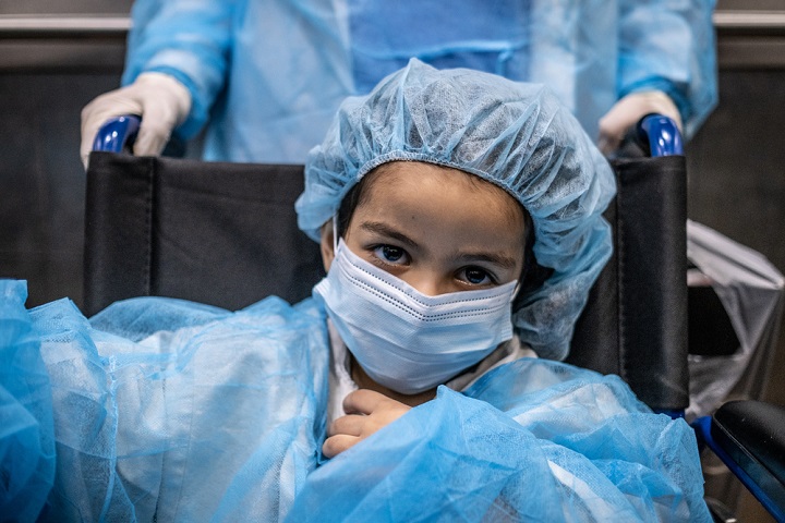 交通事故で大けがを負った少女。地域の病院では治療を受けられず、国境なき医師団の病院に転院した　© Virginie Nguyen Hoang