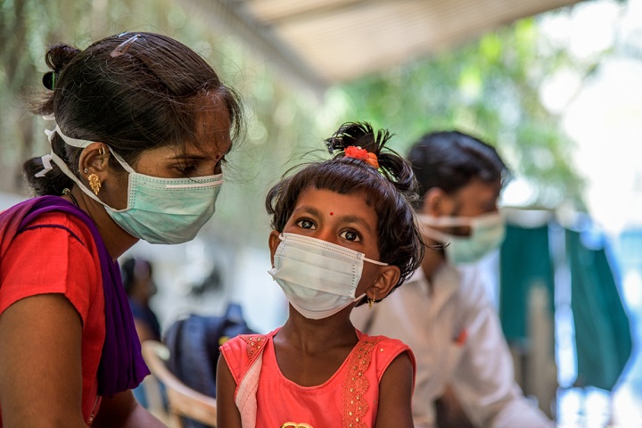 MSFの診療所でMDR-TBの治療を受ける6歳の女の子と母親　© Atul Loke