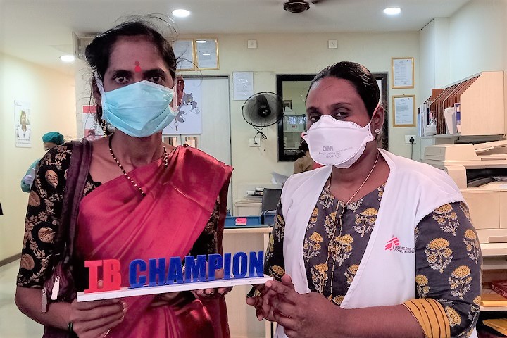 超多剤耐性結核(XDR-TB)の治療を終えて完治した女性（左）とアパルナ医師（右）　© MSF