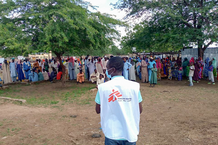 避難してきた人びとの対応に当たるMSFのスタッフ © MSF