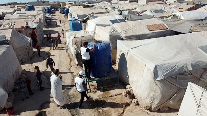 MSFは北西部で避難民キャンプの水と衛生に関して定期的に調査し、不足を補う援助を行っている　© Abdurzaq Alshami