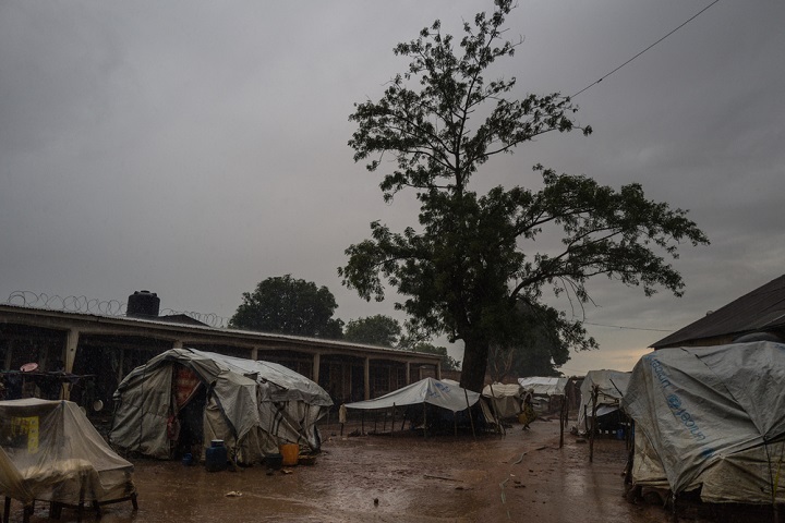 避難した人びとが身を寄せるテント。雨期にはテント内は水浸しになる © Lys Arango