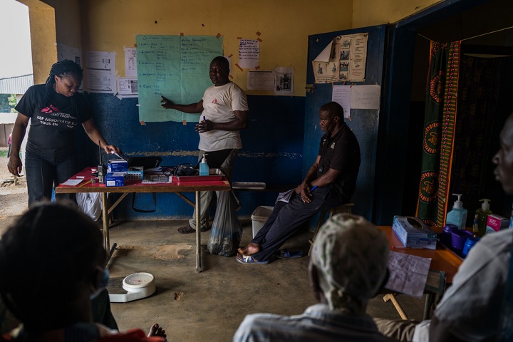 地域保健担当者に基礎的な疾患の研修を行うMSFスタッフ=2021年7月 © MSF