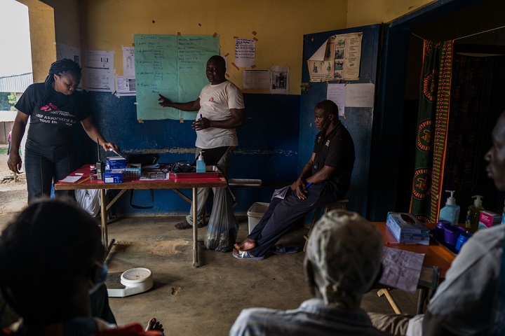 地域保健担当者に基礎的な疾患の研修を行うMSFスタッフ=2021年7月　© MSF