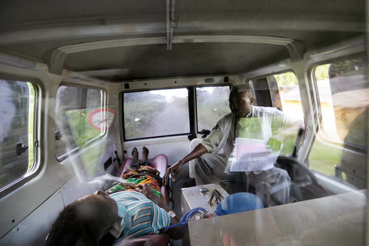 コンゴ民主共和国にて。MSFの救急車内で患者を介抱する看護師＝2011年　© Robin Meldrum