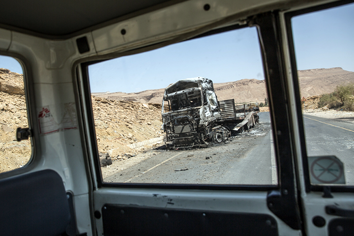 2018年イエメンにて。サウジアラビア主導の連合軍によって無差別爆撃を受けた食料トラック　© Agnes Varraine-Leca/MSF