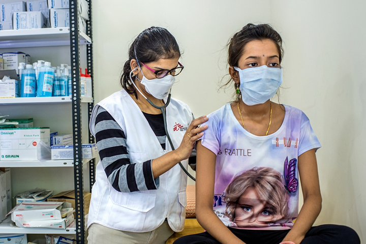 インド・ムンバイで多剤耐性結核を患いMSFの診察を受ける少女=2016年　© Atul Loke/Panos Pictures 