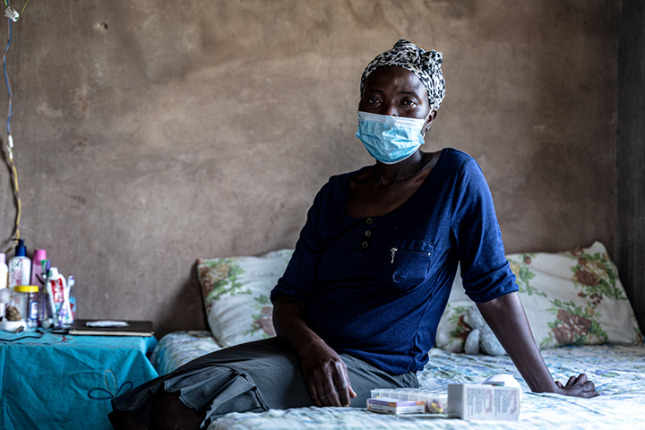 南アフリカ共和国、服用中の薬を並べる多剤耐性結核の女性患者　© MSF/Tadeu Andre 