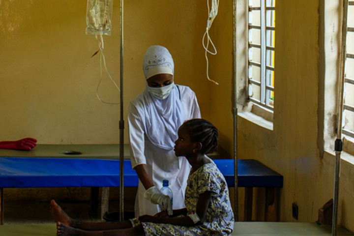 ナイジェリア北部のコレラ治療センターを受診した少女と対応するMSFの看護師　© MSF/Hussein Amri