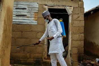 感染拡大を防ぐため、MSFのスタッフが患者の自宅を消毒する
© MSF/Hussein Amri