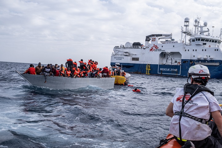 リビア沿岸から約30海里の地点で、過密状態の木造船から生存者の救助に当たる「ジオ・バレンツ」号
© Virginie Nguyen Hoang/ HUMA
