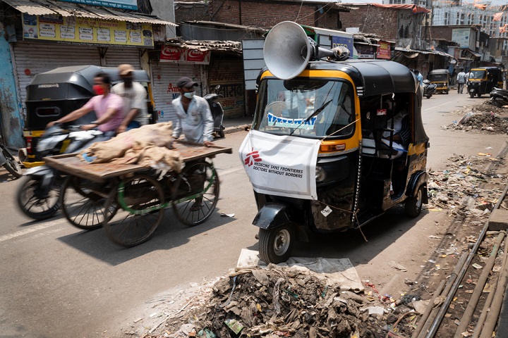 第2波で感染者が急増したインド。人口過密の大都市ムンバイでは
三輪タクシーに乗って人びとに感染対策を呼び掛けた　© Premananda Hessenkamp
