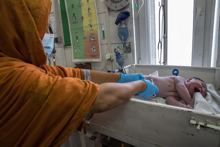 新生児のケアに当たる助産師　© Oriane Zerah