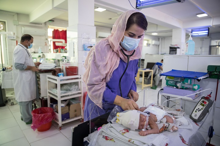 新生児を診る小児科医。450人の病院スタッフのうち半数以上を女性が占める　© Oriane Zerah