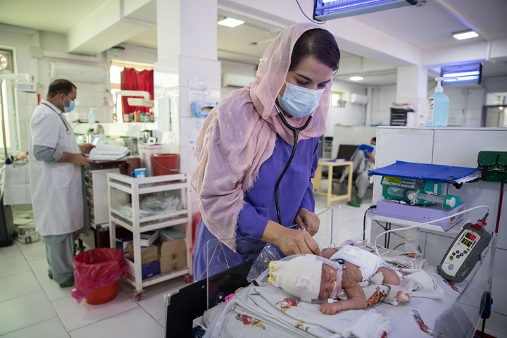 新生児を診る小児科医。450人の病院スタッフのうち半数以上を女性が占める © Oriane Zerah