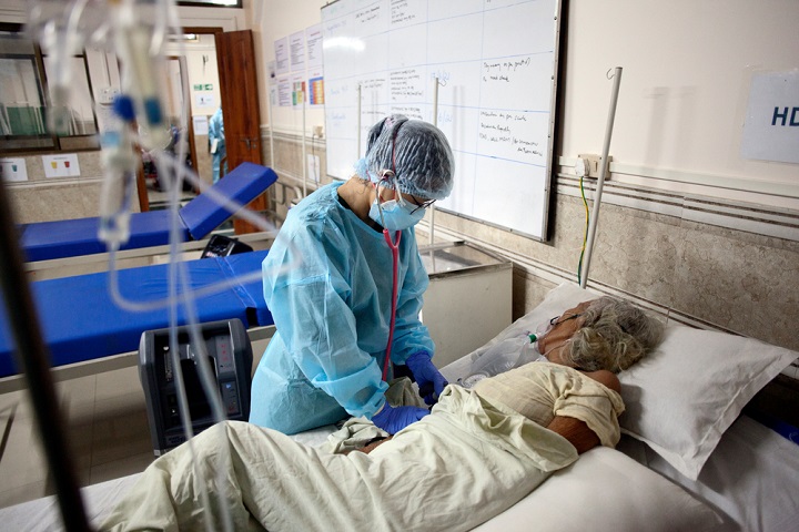 新型コロナの感染拡大で数多くの犠牲者が出たインドで、患者に寄り添うMSFスタッフ＝2021年7月　© Nikhil Roshan