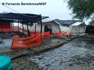 アブロクにあるMSF診療所<br> 雨期で地面がぬかるんでいる<br>