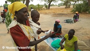 MSFの移動診療を受けにきた母子<br> 子どもは栄養失調になっていた