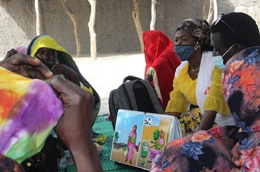 訪れた村で栄養失調を防ぐ方法を母親たちに伝える<br> MSFのヘルスプロモーター　© Claudia Blume/MSF