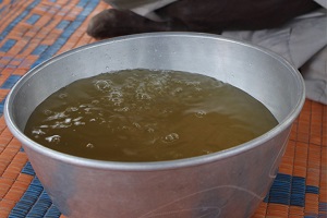 村の井戸からくみ上げた水は茶色く濁っている<br> © Claudia Blume/MSF