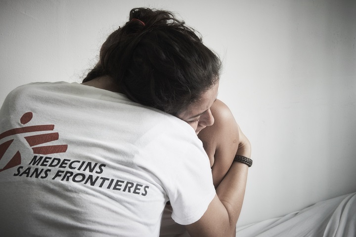 DVを受けた18歳の女性患者に寄り添うMSFの心理ケアスタッフ © Christina Simons/MSF