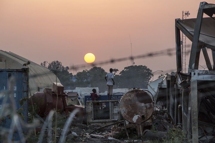 南スーダン・マラカルの国連民間人保護区域では、自殺の問題が深刻になっている © Anna Surinyach/MSF