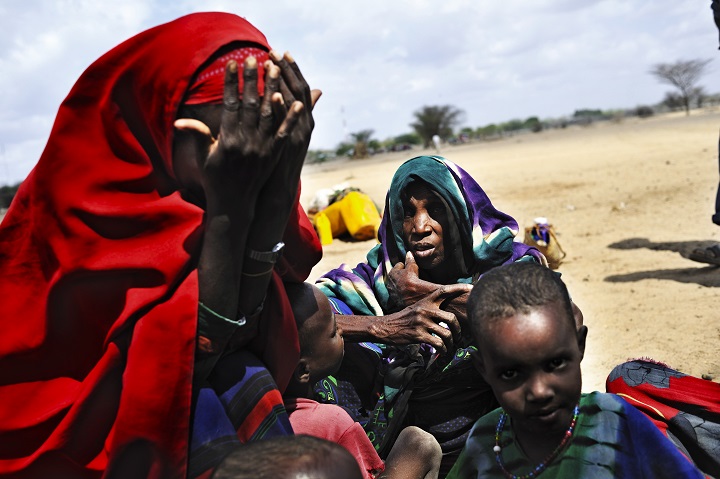 ケニアのダダーブ難民キャンプに到着したソマリアからの難民(2011年撮影) © Lynsey Addario/VII