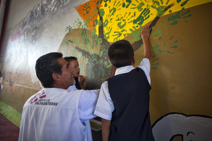 2017 年9月のメキシコ大地震後、壁画を通じて感情表現をする地域の人びと　© Consuelo Pagaza/MSF