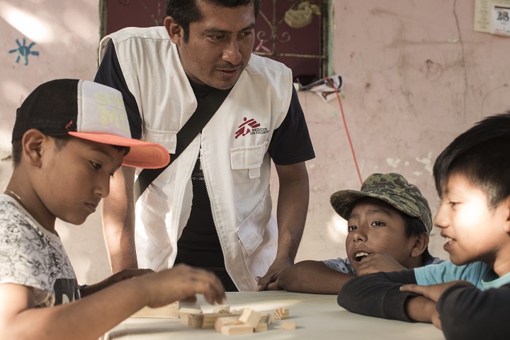 メキシコ地震で被災した子どもたちの心理ケアを地域出身のスタッフが担う　© Jordi Ruiz Cirera/MSF